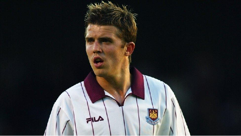 Kai Rooney follows in father Wayne&rsquo;s footsteps as he makes Manchester United U18 debut at Old Trafford, with Wayne watching on - Ảnh 2