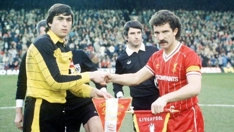 Top 10 biggest football fights in history: From Maradona&rsquo;s infamous Barca‑Bilbao brawl to the &lsquo;Battle of the Bridge&rsquo; - Ảnh 1