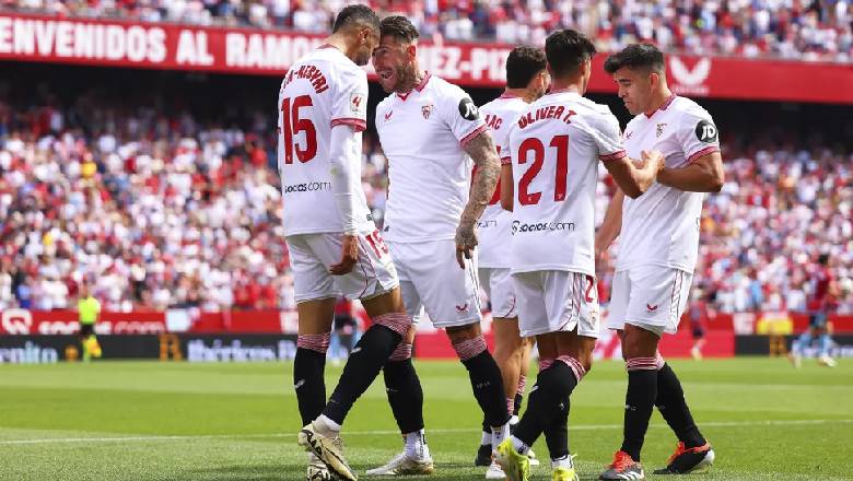 Football teams that play in white: Classic elegance on pitch - Ảnh 1