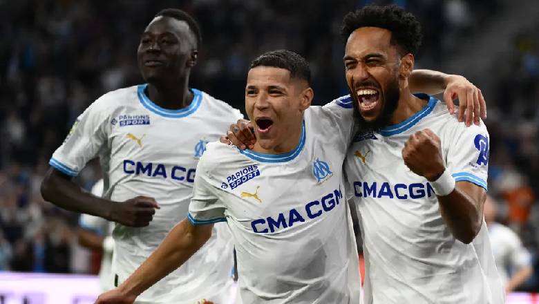 Football teams that play in white: Classic elegance on pitch - Ảnh 2